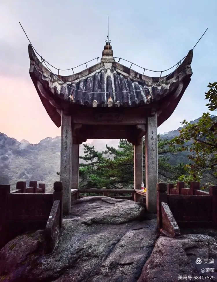 从光明顶一路经过鳌鱼峰,百步云梯,到了莲花亭这里,就能看到莲花峰了